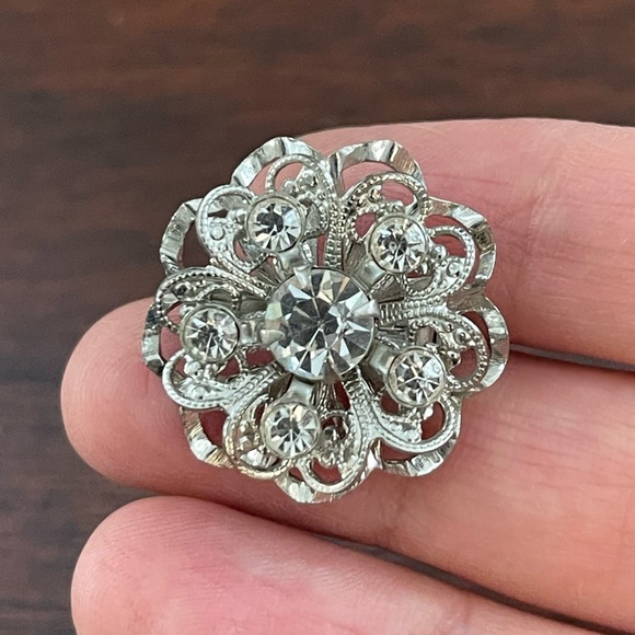 Vintage floral crystal diamanté & silver tone metal brooch pin - Picture 2 of 5